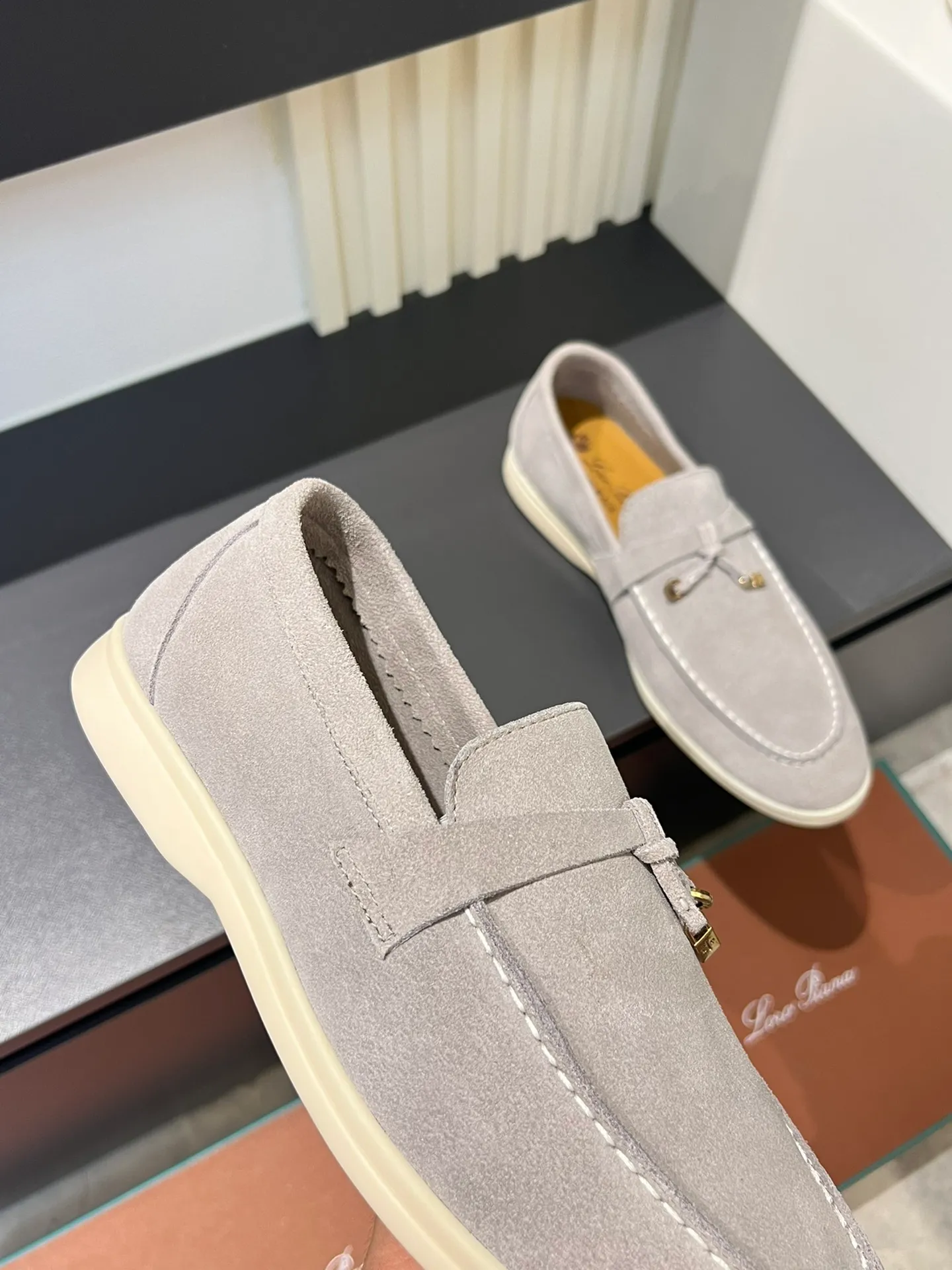 Men's shoes 💰p360 "Loro men's shoes 💰pian'*" Classic L men's shoes for couples 💰p Top version British flat loafers, a must-have item in old money style, the minimalist design is eye-catching and durable, a plus point for dressing The soft foot feel and texture are outstanding. They don’t scratch your feet and are very nice. They are matched with soft and waxy soles. They can be worn daily for a long time without getting tired. They are easy to wear, versatile and classic items, with perfect foot feel and texture! Imported cashmere fabric, the lining is made of imported A-grade water-dyed cow lining, the top version of the genuine leather midsole is sewn with pure handmade mark thread! Size: Female 35-40 (34. Customized) Male 38-44 (45.46. Customized)
